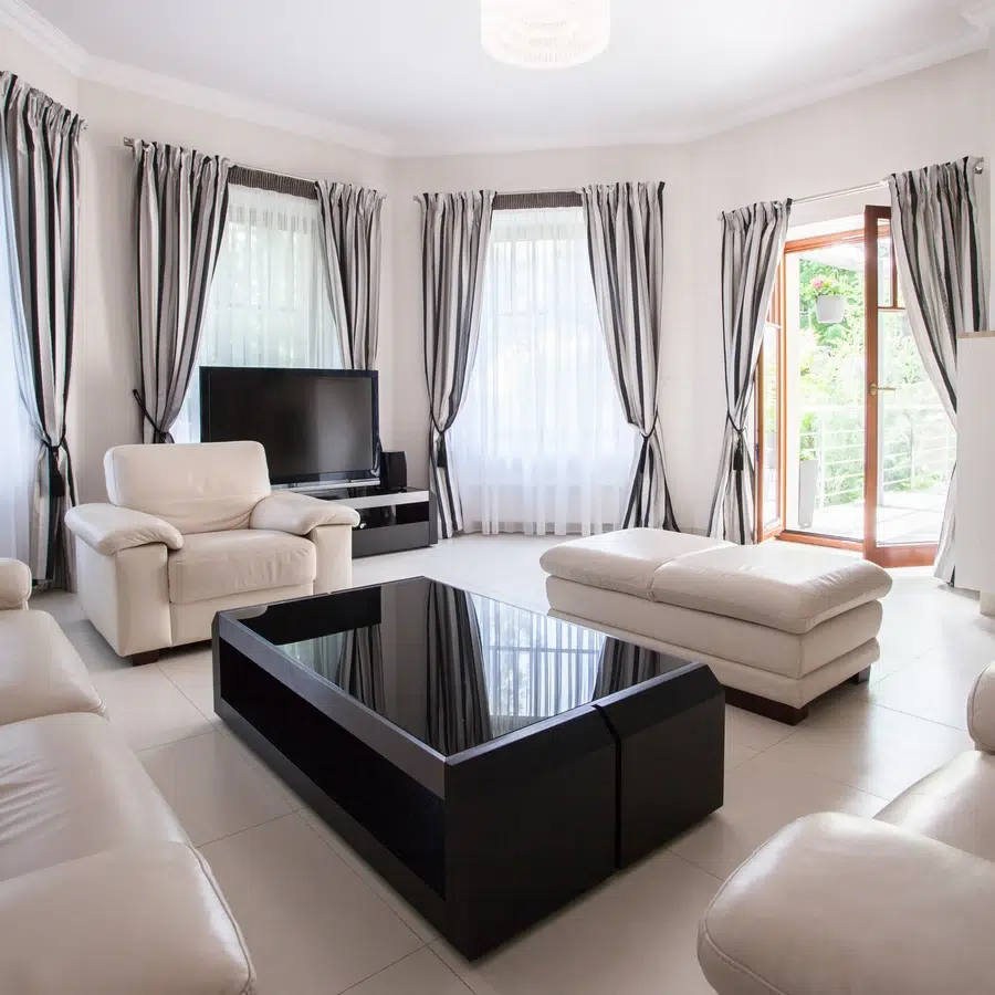 Salon moderne avec canapés blancs et table basse noire