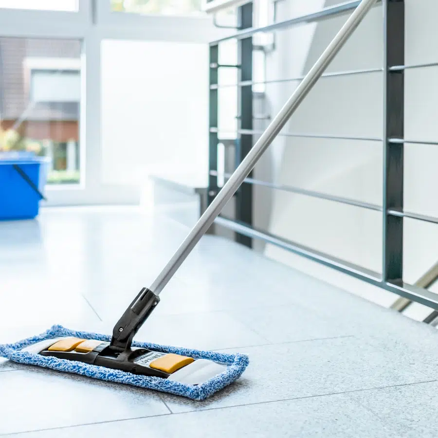 Serpillière à franges sur sol carrelé